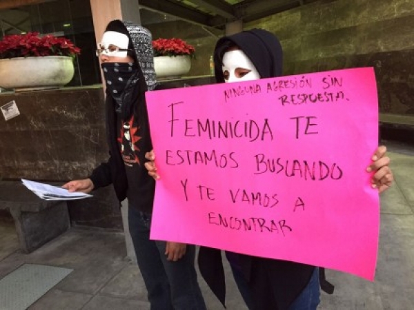 Protesta en Liverpool Perisur por empleada asesinada.