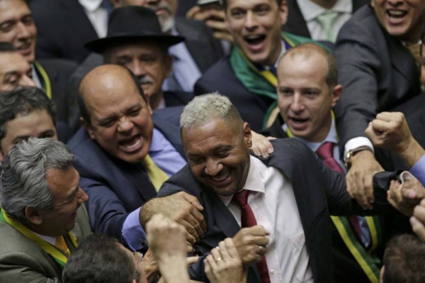 Impeachment Dilma Diputados conmemoran el &quot;sí&quot; del diputado Tirica.