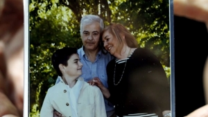 Diego junto a sus padres.