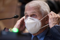 El Dr. Anthony Fauci, director del Instituto Nacional de Alergias y Enfermedades Infecciosas, escucha durante una audiencia del Subcomité de Asignaciones del Senado sobre Trabajo, Salud y Servicios Humanos, y Educación y Agencias Relacionadas en Capitol Hill en Washington, el martes 17 de mayo de 2019. 2022. Fauci, quien está completamente vacunado y recibió dos vacunas de refuerzo, dio positivo por COVID-19 y estaba experimentando síntomas leves de coronavirus, según un comunicado de prensa del miércoles 15 de junio de 2022 publicado por los NIH