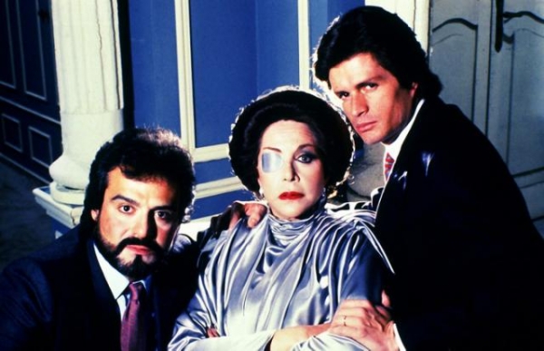 Gonzalo Vega &quot;José Carlos Larios&quot;, María Rubio &quot;Catalina Creel&quot; y Alejandro Camacho &quot;Alejandro Larios&quot; en la telenovela &quot;Cuna de lobos&quot;/México, 1986. /