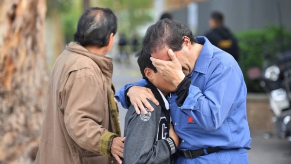 Un hombre abraza a un niño afuera del colegio donde se realizó el tiroteo.