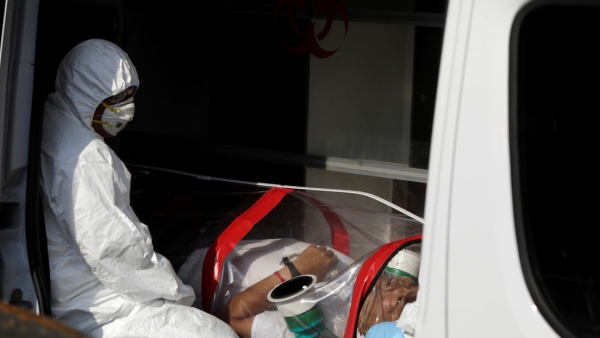 Un paramédico traslada a un paciente en Ciudad de México, el 17 de abril de 2020.