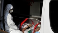 Un paramédico traslada a un paciente en Ciudad de México, el 17 de abril de 2020.