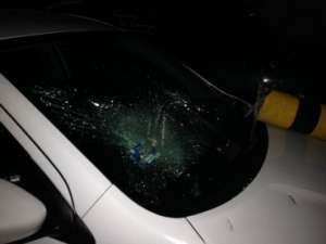 Los sujetos destruyeron con tubos los vidrios del coche Uber, además de lastimar al conductor.