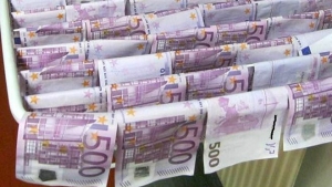 Cerca de US$100.000 en billetes de euros fueron rescatados de las aguas del Danubio.