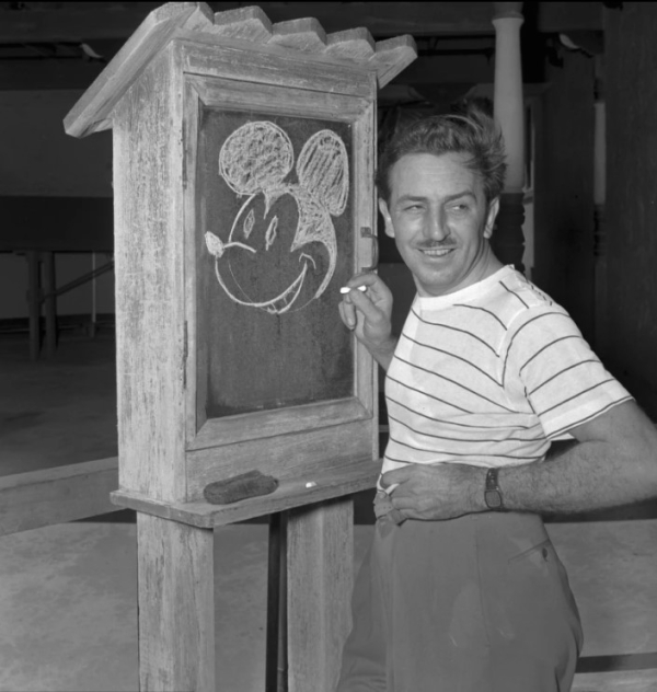 Walt Disney, creador de Mickey Mouse, posa para una fotografía en el Hotel Pancoast, el 13 de agosto de 1941, en Miami, Florida 