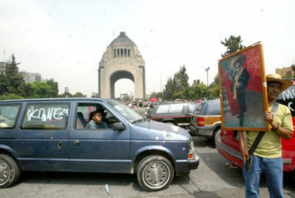 Propietarios de autos importados en una protesta en el Monumento a la Revolución. Foto Guillermo Sologuren / Archivo