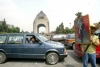 Propietarios de autos importados en una protesta en el Monumento a la Revolución. Foto Guillermo Sologuren / Archivo