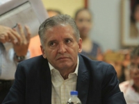 Aclara que no vio la cara de los asaltantes que lo encañonaron.