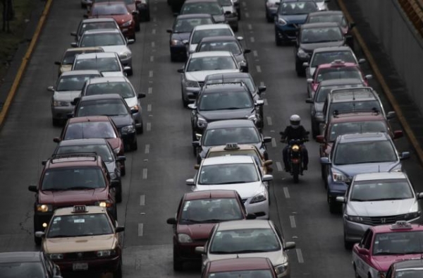En esta foto de archivo del 18 de marzo de 2016 se observan autos que se mueven lentamente en medio del tráfico de la Ciudad de México.