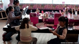 Niñas chinas familiarizándose con la muñeca en la tienda de Barbie en 2009.