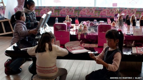 Niñas chinas familiarizándose con la muñeca en la tienda de Barbie en 2009.