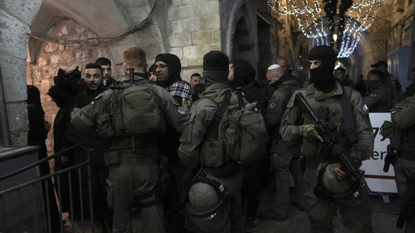 Fuerzas israelíes vuelven a irrumpir en la mezquita de Al-Aqsa y disparan balas de goma, granadas aturdidoras y gases lacrimógenos