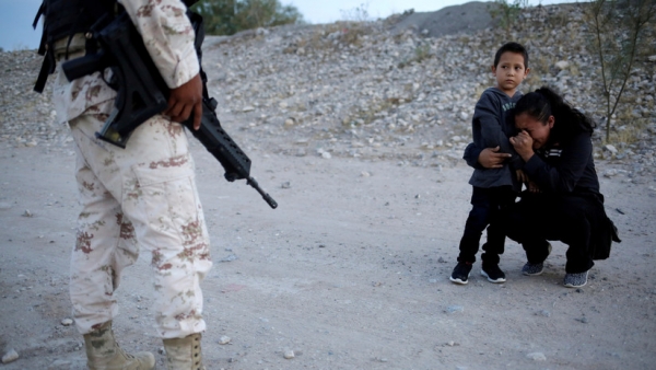 Migrante guatemalteca ruega a un agente que les permita cruzar a EE.UU., Ciudad Juárez (México). 22 de julio de 2019.