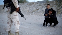 Migrante guatemalteca ruega a un agente que les permita cruzar a EE.UU., Ciudad Juárez (México). 22 de julio de 2019.
