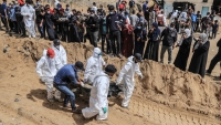 Especialistas de la defensa civil de la Franja de Gasa recuperan los cadáveres de palestinos muertos en ataques israelíes. Jan Yunis, Gaza, el 21 de abril de 2024.