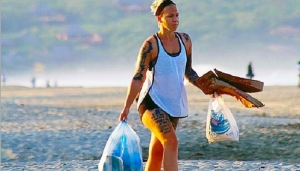 Extranjeros recogen basura de turistas nacionales en playas mexicanas