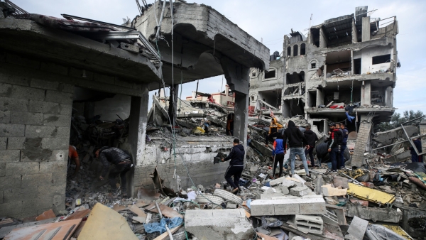 Un niño palestino sentado sobre los escombros de un edificio destruido tras un ataque israelí en Rafa, sur de la Franja de Gaza, el 29 de diciembre de 2023
