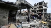 Un niño palestino sentado sobre los escombros de un edificio destruido tras un ataque israelí en Rafa, sur de la Franja de Gaza, el 29 de diciembre de 2023