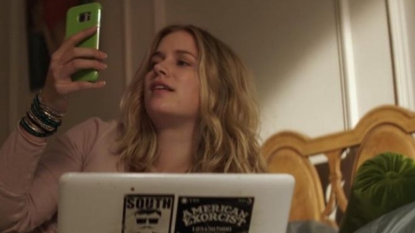 En &quot;You&quot;, Guinevere Beck (interpretada por la actriz Elizabeth Lail, en la imagen) es acosada por el Joe Goldberg.