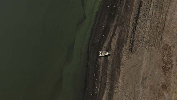 Un bote a orillas de la represa Villa Victoria, en las afueras de Toluca, México, el 22 de abril de 2021.