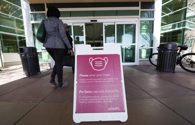 Un letrero que aconseja a los visitantes que se cubran la cara se encuentra frente a la entrada principal del hospital de la Universidad de Colorado de UCHealth el viernes 1 de abril de 2022 en Aurora, Colorado. estados y subiendo abruptamente en varios. Un experto dice que espera más de un &quot;golpe&quot; que la monstruosa oleada de la primera onda omicron, pero otro dice que no está claro qué tan alto se elevará la curva y que puede parecerse más a una colina.