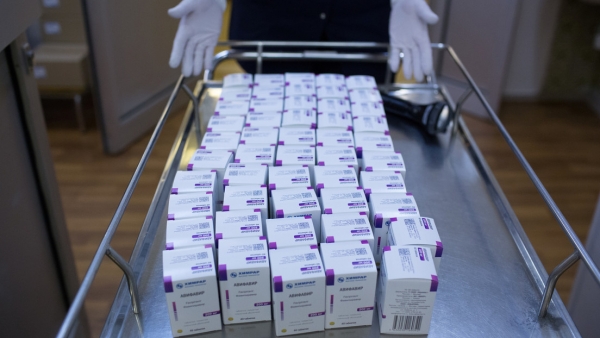 Un empleado muestra paquetes con el nuevo medicamento antiviral Avifavir en un almacén en Moscú, Rusia, el 10 de junio de 2020 .