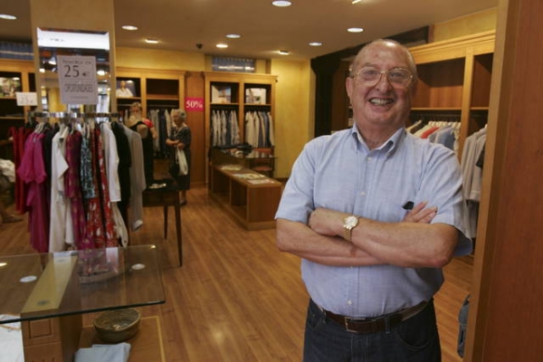 José Luis Rodrigo López en la tienda del Coso Bajo de Huesca en agosto de 2011.