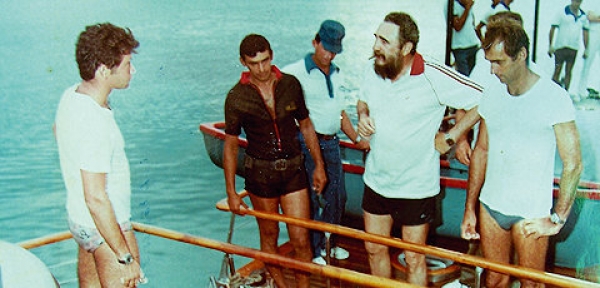 Las dos motoras de Fidel, Pionera I y II, abarloadas en 1980. Juan Reinaldo Sánchez es el hombre con el traje de buzo marrón.
