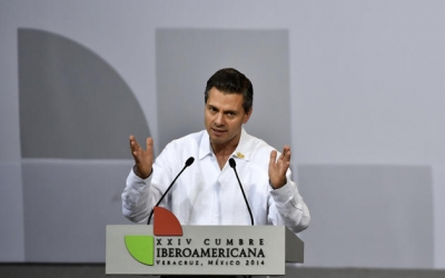 El presidente mexicano, Enrique Peña Nieto, habla durante la clausura de la Cumbre Iberoamericana en Veracruz el 9 de diciembre de 2014