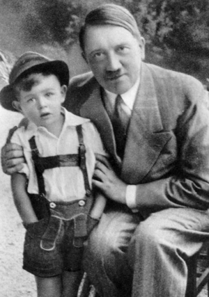 Con el niño de Hitler, que tiene 83 años