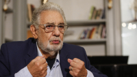 El tenor español Plácido Domingo gesticula durante una entrevista en Nápoles, 23 de agosto de 2020