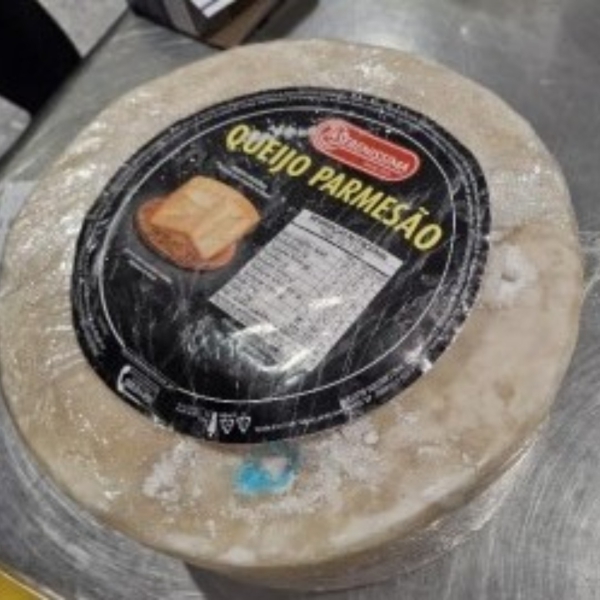 Condenan a mujer por llevar un millón de dólares en &#039;crack&#039; camuflado en una rueda de parmesano