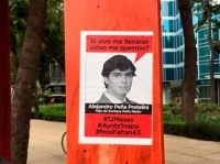 Uno de los carteles con la foto del hijo de Peña.