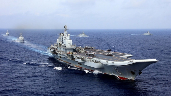 El portaviones Liaoning toma parte en ejercicios militares chinos de la marina del Ejército Popular de Liberación en océano Pacifico occidental . Abril 18, 2018