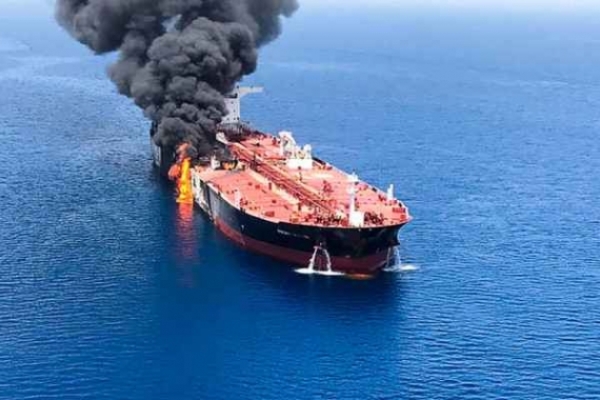 Un petrolero se incendió frente a la costa de Yemen después de un ataque con misiles de los hutíes.