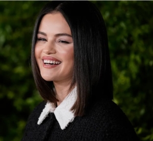 La joya que simboliza el compromiso entre Selena Gomez y Benny Blanco tiene un elevado precio.