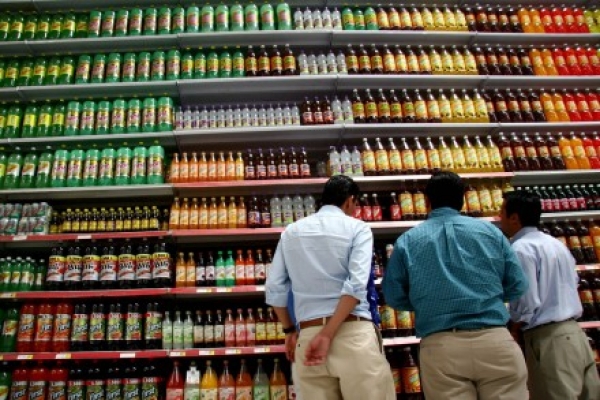 Un anaquel con refrescos en un supermercado.