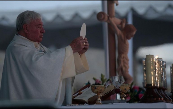 El cardenal emérito arremetió contra quienes diseñaron y pagaron la escultura ubicada en avenida Federalismo cerca del templo de El Refugio. F. Atilano