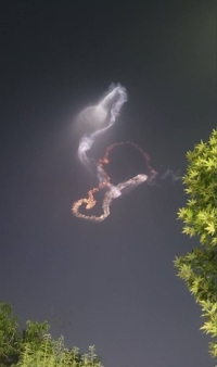 Disparos de misiles iraníes contra objetivos israelíes: se observan estelas de condensación espeluznantes en el cielo