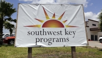 Un letrero de Southwest Key Programs en Brownsville, Texas, el 20 de junio de 2014.