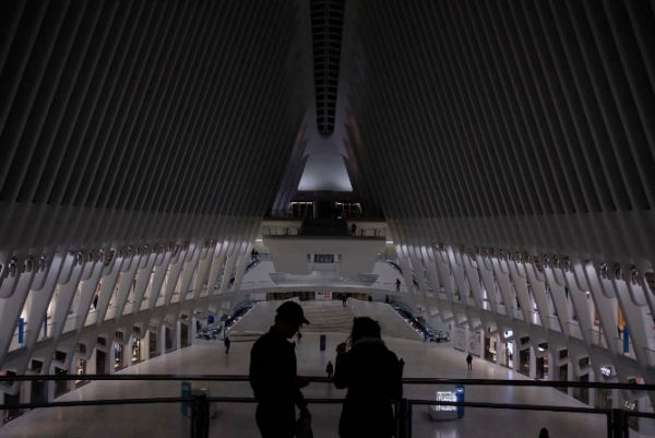 Dos turistas en la estación de metro del World Trade Center, este lunes en Nueva York.