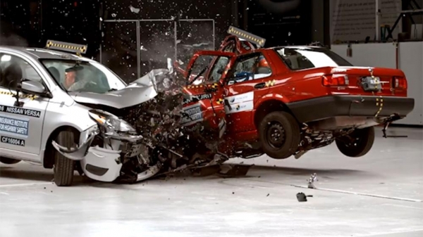 Qué pasa si chocan de frente el auto Tsuru de México con el auto más barato de Estados Unidos