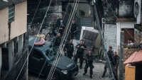 La policía busca a los sospechosos del asesinato en la favela.