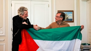 Una guitarra de regalo y una bandera palestina: así fue el encuentro de Petro con Roger Waters