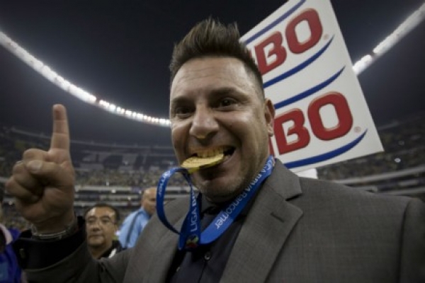 El director técnico del América, Antonio Mohamed festeja la victoria. 