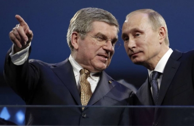 Thomas Bach, presidente del COI, habla con Vladimir Putin en Sochi 2014.