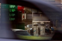 Un vehículo reposta en una gasolinera.