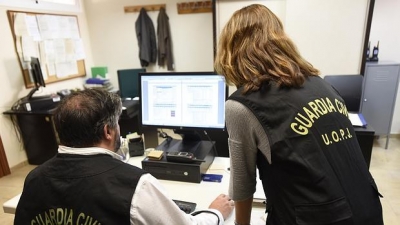 Dos guardias civiles investigan los ordenadores de pornografía infantil